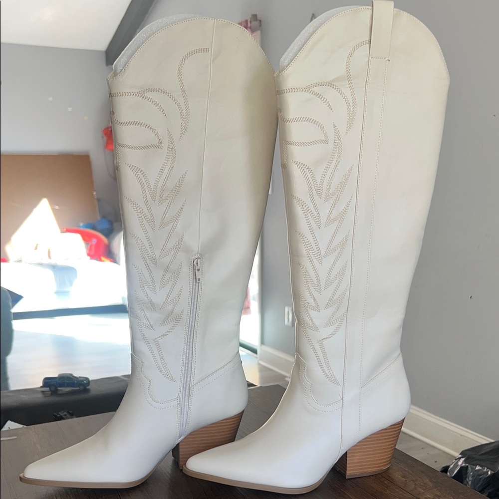 Elegant White Heeled Western Boots‎